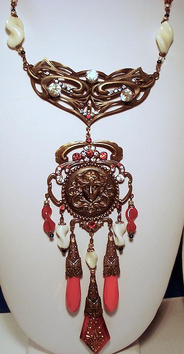 02_butterfly_lady_cameo